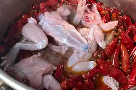 我一直以为牛蛙15一只，结果它15一斤！！！#抖音美食推荐官 #美食 #小吃 #跟着抖音学做菜 @DOU+小助手