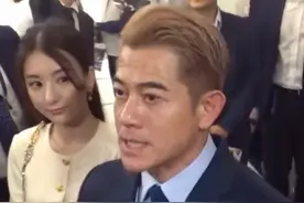 #郭富城 携妻子现身赛马场，爱驹夺得第一后，天王心情大好接受采访，一旁的方媛满脸崇拜的样子看着丈夫，着实让人羡慕！视频封面