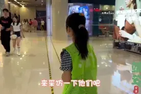 小记者户外采访，嘴巴一定要甜哦😊😊 #高情商聊天 #户外采访视频封面