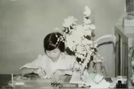 网友投稿：1988年，图中的女孩刚刚初中毕业，被招进了农行储蓄所当储蓄员，手里点的是大团结，前面摆放着是木珠算盘。#老照片 #怀旧 #那个年代视频封面