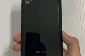 没被制裁前的荣耀，凭借着售价千元机搭载麒麟810干掉了所有的中端处理器，那时基本上是友商中低端的噩梦#ByTan