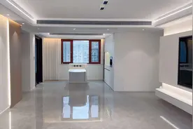 75*150灰色瓷砖通铺，用石膏板做了一个电视背景墙，刷上乳胶漆