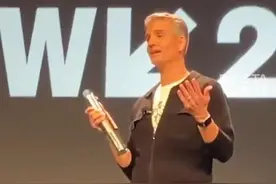 迪士尼造出星球大战原版光剑，并第一次演示了剑刃缩回去的镜头。但出于安全目的，该光剑未向公众出售。视频封面