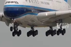 南航国际航班线上选座仅6％免费，消费者吐槽“吃相难看”。客服承认“大部分都要收费”视频封面