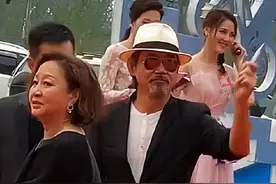 老一代动作巨星演员：#七小福 成员#元彪，#元华，元秋同框出席活动，他们曾经为中国电影做出了巨大的贡献，在动作电影领域给大家奉献了无数经典，你还记得他们吗？#娱乐圈 #功夫