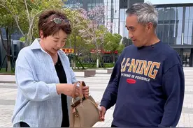 登姑今天翘了五老哥的董事长职务，体验当一天董事长是啥感受