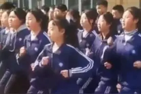 看人家学校跑操，既整齐又充满青春活力，还有老师跟着一起跑，跑出了青春的美！#跑操 #少年强则国强 #大课间跑操 #青春的样子