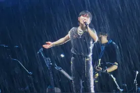 #周深 #周深演唱会现场来听听四万多人合唱的送别吧！ 原视频cr视频封面