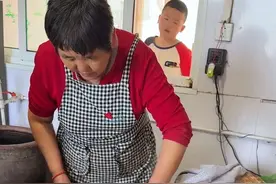 婆婆蒸豆包趴锅了#我的乡村生活 #婆媳 #夫妻日常 #农村美食 #记录真实生活视频封面