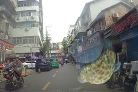 #武汉开车 真的难，特别是像这种老城区，大爷从盲区冲出来视频封面