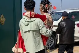 一起长大的幸福。小时候姐姐宠弟弟，姐姐结婚，弟弟以公主抱这种爱的方式送姐姐上婚车。弟弟抱姐姐出嫁原来有个很好的寓意，出了门娘家还有一靠山在，弟弟抱姐姐幸福一辈子 #记录婚礼幸福时刻 #化妆师的工作日常 #弟弟抱姐姐上婚车视频封面