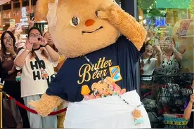 爸爸帮你搞到和黄油小熊的合影啦 听说合影票超难抢，不过爸爸还是有办法！终于和心心念念的黄油小熊合上影啦！💖视频封面