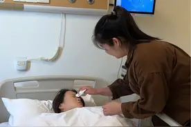 去出差路上突然头晕目眩，两眼发黑，全身没有知觉的晕倒在地，马上送来了医院，这几年工作强度很大，而且生了四个孩子身体本来也虚弱，还要到处出差，身体确实吃不消了，玲姐知道了马上就过来医院，无微不至的照顾我，真的非常感谢玲姐，希望我自己早点康复，加油！#vlog #生病 #保姆 #工作 #家庭视频封面