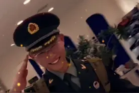 穿上军装那一刻真的帅呆了#传递正能量 #暖心瞬间