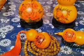 手捻盘玩葫芦的魅力：    - 文化寓意美好：葫芦谐音“福禄”，代表着福气、禄运、吉祥和富贵，是人们对美好生活向往的象征。同时，葫芦“嘴小肚大”的形状，还象征着聚气和吸纳福气，此外，还有诸如歪嘴小葫芦被赋予“歪嘴入偏财”等特殊寓意，能为拥有者带来意外之财，这些寓意都深受人们喜爱。 - 外形小巧精美：手捻葫芦高度通常在4至6厘米之间，精品则在3至5厘米，小巧玲珑，可置于掌心，方便用手指轻轻捻动。其造型多样，有圆润可爱的，也有线条流畅、造型独特的，简约而不失优雅，独具自然之美，无论男女都可以轻松驾驭 。  - 盘玩乐趣十足：在盘玩过程中，手捻葫芦会发生颜色和质感的变化，新的手捻葫芦若把玩得当，3至5个月可现沁色，使用一年以上则可形成包浆，随着时间推移，表面逐渐变得润滑光亮，最终变色至紫红、深枣红色，更具韵味，给玩家带来成就感和满足感 。 - 养生减压皆宜：把玩手捻葫芦时，手指与葫芦的不断摩擦、转动，有助于活动手部神经和肌肉，起到按摩穴位、健身养生的功效，同时，在忙碌的工作间隙或闲暇时光，盘玩手捻葫芦能让人放松心情，舒缓烦躁情绪，缓解压力 。 - 装饰价值较高：可作为精美的装饰摆件，为家居空间增添古朴典雅、自然祥和的气息。将其放置在书房的案头、客厅的博古架或茶几上，与书籍、绿植等搭配，能成为空间中的亮点，展现主人的个性与品味。 - 收藏投资潜力：一些品质优良、造型独特或经过名家雕刻、有历史传承的手捻葫芦，具有较高的收藏价值和投资潜力，如王世襄先生的旧藏葫芦曾拍出高价，随着时间的推移和市场的发展，其价格可能会不断上涨。#原创视频 #葫芦烙画 #葫芦福禄 #非物质文化遗产手工制作 #原创作品视频封面