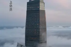 这里不是纽约，这里是青岛云上海天，就在青岛海天中心的81F，不仅有拍照超出片的钻石角，还可以360°俯瞰青岛的山、海、城，运气好还能遇见平流雾！#旅行推荐官 #青岛云上海天 #青岛海神 #保持热爱奔赴山海 #青岛旅游攻略