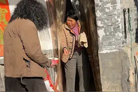 要饭要到家门口了，哈哈哈哈哈 #假扮乞丐 #搞笑视频封面