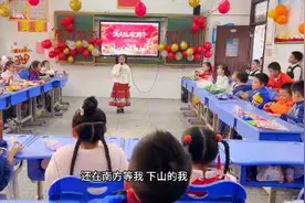 纪念小鱼儿二年级的元旦汇演～一首《下山》全体合唱，很有氛围哦