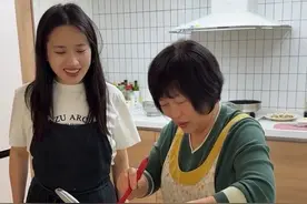 今天给韩国公公尝尝韭菜盒子，婆婆也来帮忙了，一家人都吃得好开心!视频封面