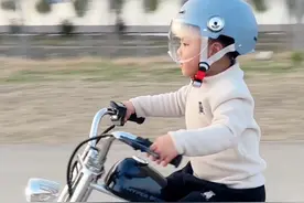 好大一个显眼包😂#萌娃#显眼包  #农村生活 #村里最靓的仔 #人类幼崽到底多可爱视频封面