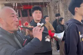 以前是三年以内子孙有喜事的，才挂红冲喜，现在形成风俗了，不管以后有没有喜事都得挂红，把守孝三年全部取消了，不出三年 过年的时候也贴红对联 也放鞭炮了😂#民间唢呐 #民俗文化 #上热门