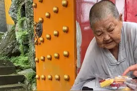 师太：小朋友不吃吗给它吃？给它吃！给它吃！#人与动物和谐共处 #神奇的动物在抖音 #动物的迷惑行为 #峨眉山的猴子 #独臂猴星星