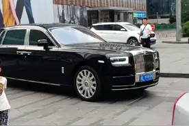 乐山顶级大佬99999劳斯莱斯幻影惊现太古里，强者无需多言，“九五之尊”幻影自会为你发言！ #劳斯莱斯幻影 #九五之尊 #豹子号车牌 #街拍豪车 #99999