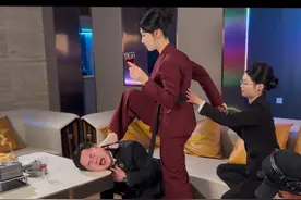 被女主泼水，扇耳光，用高跟鞋踩，群演小伙今天可遭老罪了视频封面