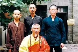 1982年，释永信与恩师在少林寺合影，17岁的他青涩懵懂 #图说历史#人物故事#老照片#八十年代#释永信