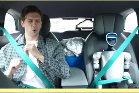 好好好连机器人都被迷的不行！我现在就飞往武汉，看看这个萝卜快跑到底有多厉害！ #当无人车在赛博武汉遇到机器人乘客 #老外在武汉带机器人认亲#无人车碰到首个机器人乘客视频封面