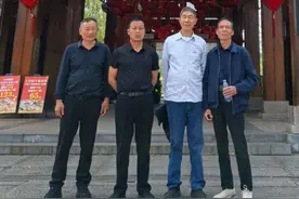 #湖南常德两日游 #桃花源景区位于湖南常德市桃源县桃花源镇，总建筑面积142平方公里，核心景区20平方公里，是国家AAAAA级景区。 #桃川万寿宫位于桃花源景区内，始建于晋代，鼎盛于宋代，北宋皇帝宋徽宗御笔亲题《桃川万寿宫》匾额。香火极盛，成为我国四大道教圣地之一。在明清时期多次被毁，1992年在原址上仿照北京故宫太和殿重建。 #回老家生活记录续2