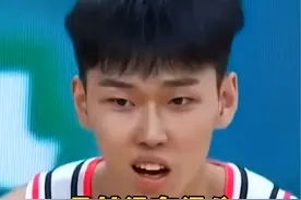 拼到抽筋被抬下场！周琦赛后在更衣室表扬了小将李奕臻，虽然没有得分但是在防守端拼劲十足，杜指导也一直鼓励点赞#广东宏远视频封面