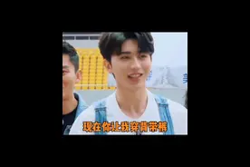 蔡徐坤背带裤玩自己的梗。#蔡徐坤 #ikun #背带裤 #打篮球