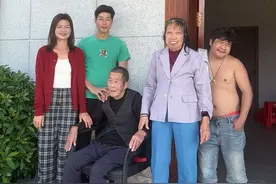 女孩子天生爱美真是没有错，阿兹海默症的婆婆天天吵着要化妆，现在每天都是乐呵呵的，一点烦恼都没有，家里这3个老宝宝希望他们健康快乐，他们这一辈子因为自己的身体原因真的是太苦了……视频封面