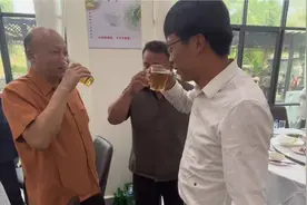 琅勃拉邦公安厅长家孩子满月酒，政府高层家的宴会也是很简单视频封面
