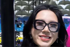 #迪士尼在逃公主 黑色开叉裙美疯啦！！！（（看我镜头了！！啊啊啊）#和爱播沉浸式游园 #2024抖音直播盛典视频封面