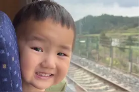 高铁上给了萌娃一块饼干，他竟然要把他的奶给我喝，我到底要怎么跟他说，才好把奶瓶给回他呢😂#带娃出行 #高铁上的风景 #这是什么操作 #人类迷惑行为 #可爱到爆炸💥视频封面