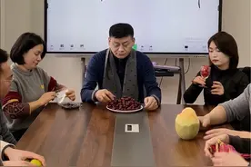 老板说今天开会水果自备#当领导开会让准备水果 #欢乐办公室 #万万没想到 #每日一笑 #上热门视频封面