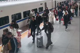 和谐号进站，在车站看人山人海。G  3473次列车，济南西至昆明南。#火车站 #高铁 #铁道线上的中国 #铁路摄影 #在车站看人山人海