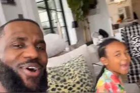 39岁詹姆斯又整活了：陪女儿吃早餐 逗得朱莉乐开怀#詹姆斯 #nba #湖人