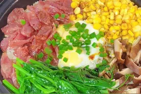 腊味煲仔饭，这样做很好吃，做法也简单，还有焦香的锅巴，味道也一点不输外面的！#煲仔饭 #腊味煲仔饭 #煲仔饭家常做法 #广式煲仔饭 #广东特色腊味煲仔饭