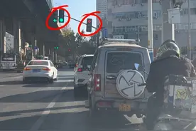 一红一绿两个信号灯 路口遇到红绿两个不一样信号灯怎么办？应该看哪个#新手上路 #驾驶技巧 #每天一个用车知识 #交通规则