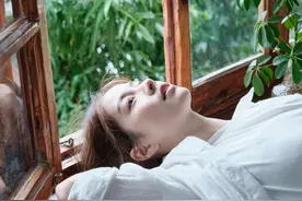 一个人相机自拍—绿植窗户怎么拍出通透感 #自由感拍摄风格真的绝了 #摄影在抖音 #拍照姿势 #这样拍也太有氛围感了吧 #夏日氧气感照片