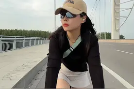 今天来讲一讲一个人如何拍骑行视频，设备：一个手机➕可360度旋转的铝合金自拍杆，选这种半包围的手机夹，夹得紧不容易摔；360度旋转双球头方便调整拍摄方向。 拍摄技巧：用手机后置摄像头拍，防抖效果更好；横屏拍风景显大气，竖屏拍自己更适合发短视频。#一个人骑行怎么拍视频#骑行拍摄#骑行拍摄装备#自行车手机拍摄支架 #骑行自拍杆视频封面