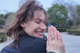 当中国婆婆带洋媳妇去寺庙… 结果成功让小老外抛弃耶稣了 #外国人在中国 #外国媳妇 #万万没想到 #日常vlog视频封面