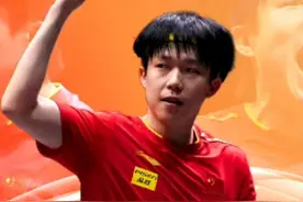 王楚钦战胜雨果夺得三大赛自己首个单打冠军 2025年多哈世乒赛男单决赛中，中国选手王楚钦以4-1战胜巴西选手雨果·卡尔德拉诺，夺得职业生涯首个世乒赛男单冠军，同时也是其三大赛（奥运会、世乒赛、世界杯）单打首冠。王楚钦的突破：首次摘得世乒赛男单冠军，成为国乒首位左手世乒赛男单冠军，实现世乒赛混双、男双、男团、男单的“金满贯”。国乒延续统治：中国男乒实现世乒赛男单11连冠，队史第23次夺冠。#王楚钦 #多哈世乒赛 #王楚钦男单夺冠 #国乒队 #为国争光