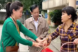 过节了，穷富女儿回家看望父亲，出门时感人暖心一幕，#可怜天下父母心视频封面