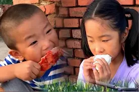 农村孩子早当家，懂事的小女孩@抖音创作者中心 @抖音原创保护中心 @抖音短视频 @抖音媒体内容优推官 @抖音来客官方助推官 @抖音热点宝 @抖音创作者大会 @抖音 @抖音文创视频封面