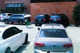 雄飞集团申请破产重整，已资不抵债，实控人曾是“优秀企业家”。  知名房企雄飞集团“飞不动”了！ 这家连续多年入选“四川民营企业100强”的房企，近日已向法院申请破产重整。 四川省自贡市中级人民法院（2021）川03破申26号公告显示：2021年8月10日，申请人四川雄飞集团有限责任公司以其公司已不能清偿到期债务，且资不抵债为由向法院申请重整。经审查，法院于2021年8月13日裁定受理申请人四川雄飞集团有限公司的重整申请。 该法院发布的另一份公告则称，正在选择雄飞集团重整一案的破产管理人，请于9月15日上午10时前自愿报名。  雄飞集团向法院申请重整 9月7日，红星资本局向四川雄飞集团相关人士确认，破产重整属实，但公司目前仍正常运转，并称为摆脱经营困境，雄飞集团正在积极引入重整投资人。 “高光时刻”曾宣称在成都“七盘齐发” 雄飞集团始创于1996年，起家于四川自贡，以房地产开发为主业，同时重点投资“三网合一”的光电产业。已发展成为集一级房地产开发、光电产业、建筑安装、大型商贸、物流仓储、餐饮娱乐、星级酒店经营为一体的民营企业集团。 雄飞集团曾多次位列四川民营企业100强之列。2020年9月，雄飞集团仍然成功入围四川民营企业100强榜单，但排名较2019年的第46位，大幅下降至第84位。 “雄飞”寓意“雄鹰展翅、飞跃未来”，其名源于公司创始人吴雄飞，也是公司实际控制人。四川雄飞集团有限责任公司注册资本1.33亿元，吴雄飞、吴思雄、吴思远、曾淑兰分别持股89.24%、5.92%、4.54%、0.3%。  吴雄飞1963年出生，四川省威远县人，他在1996年成立了自贡市雄飞贸易有限公司。2000年，雄飞集团成立，正式进军房地产，并在自贡当地连续开发了多个楼盘，有了一定声誉。此后，雄飞集团开始了异地扩张之路，快速布局成都、内江、宜宾、德阳等市场，总开发面积已达500多万平方米，并在四川部分市州具有较高知名度。 以成都市场为例，雄飞集团开发了雄飞中心、雄飞生活广场、新园国际、北尚广场、翰林书院等多个项目。在2014年雄飞的“高光时刻”，曾宣称在成都“七盘齐发”，涉及旅游地产、商业地产、住宅、酒店、百货等不同业态。  视频为自贡市雄风假日酒店已封 视频封面