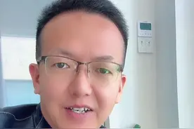 买车三步“稳”，第一 甭管销售怎么催，先问清楚 “落地价包含哪些项目”，把贷款利息、保险明细、装饰清单全列纸上，一项一项掰扯清楚；第二 别信 “今天不订明天就涨价” 那套，库存车越放越不值钱，月底冲量时砍价最狠；第三 拿不准的地方，直接拍照片私信我，20 年行业经验，见过太多套路，尤其是湖北的老乡！最近想买车的，私信发 “666”，现场带你砍价。#汽车 #买车#油车#电车#购车询底价